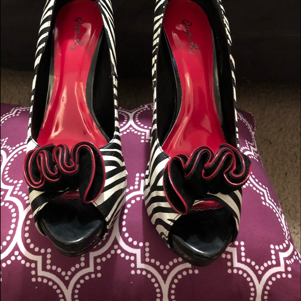 Sz 8 Black White Zebra Stripped Heels